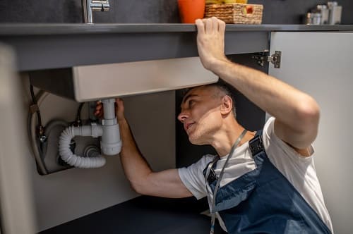 Comment déboucher une canalisation efficacement : méthodes naturelles, outils et conseils