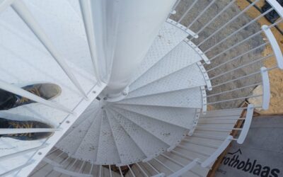 Escalier hélicoïdal en fer forgé : style moderne et gain de place pour votre intérieur tunisien
