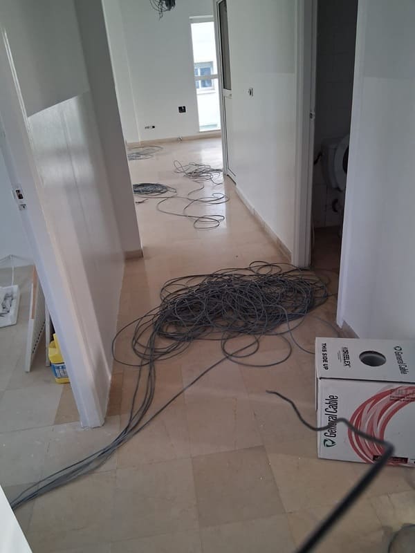 Installation de câbles réseau FTP CAT6 et prises informatiques