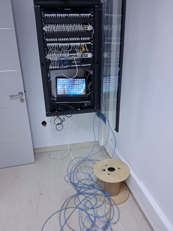 Travaux d'installation de réseau informatique
